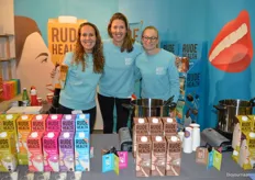Jennifer Meerwaldt, Karlijn Audenaarde en Rianne Klinkhamer lieten bij Rude Health proeven van de nieuwe Hazelnut & Cacao drink.